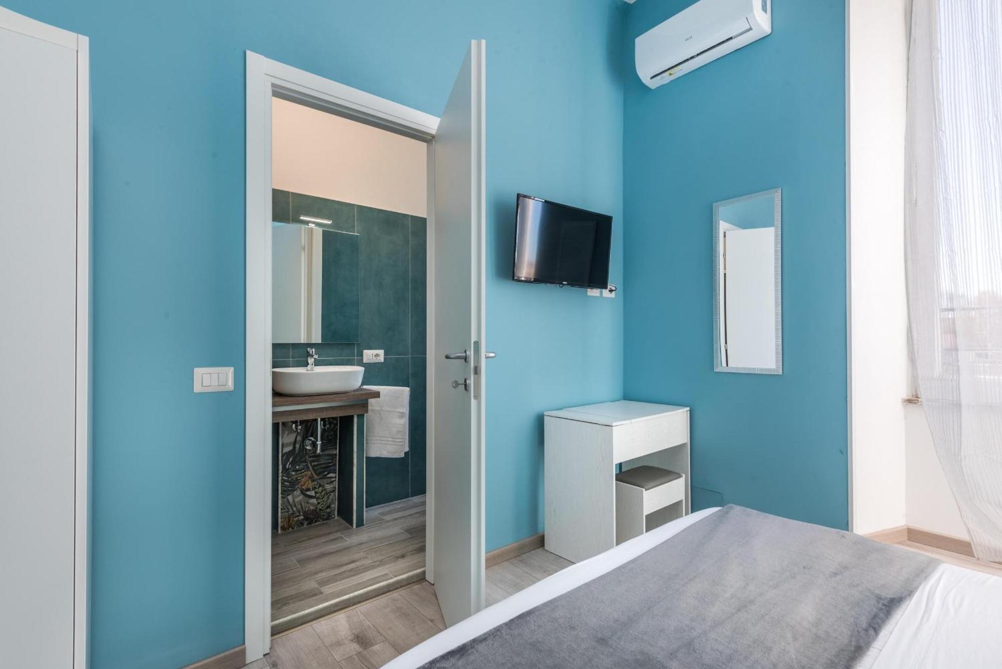 Roma Design Rooms San Giovanni Colosseo Area — Photos 1